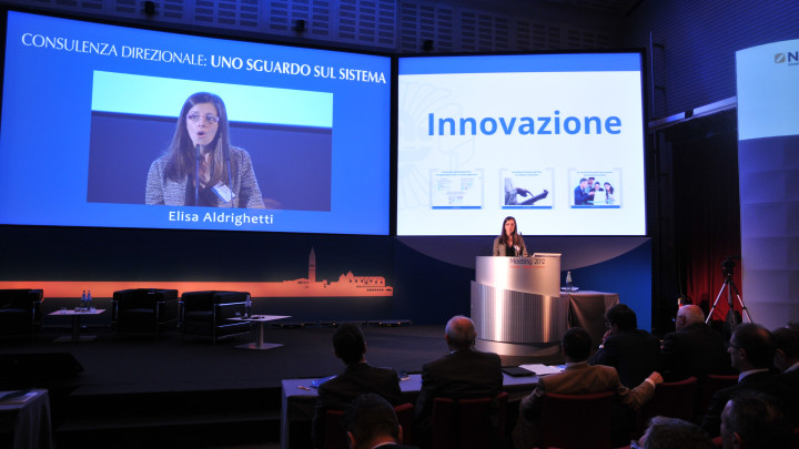 Elisa Aldrighetti parla al pubblico