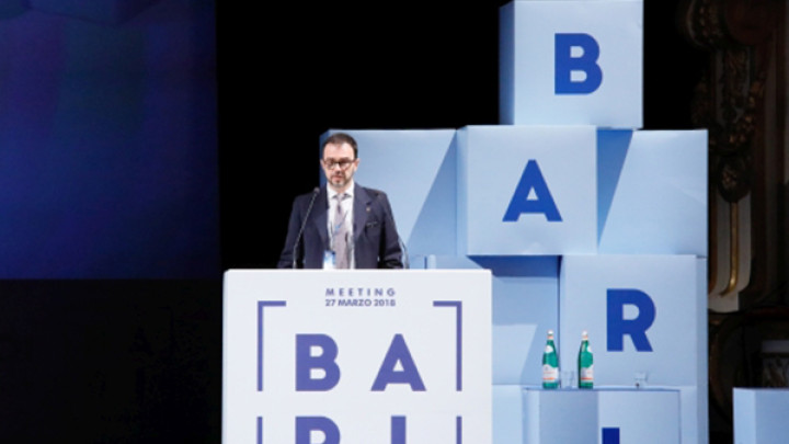 Sandro Bolognesi  Vice Direttore Generale Cassa Centrale Banca  parla al pubblico