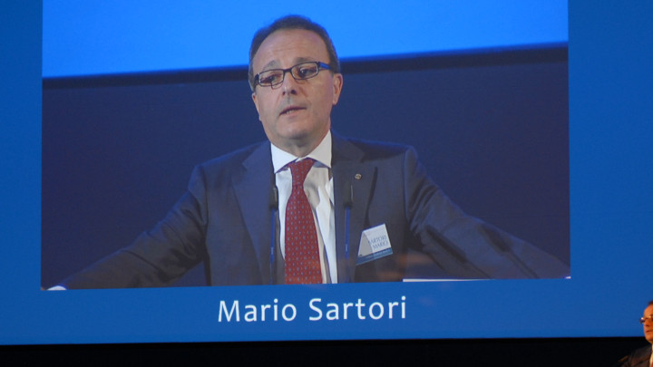 Mario Sartori parla al pubblico